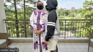 A Naughty Hijab-wearing Wife Who Loves Cheating Met Me in the Campus Corridor