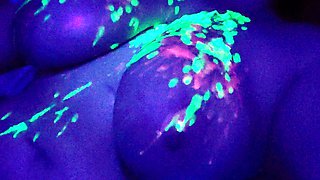 Slutty amateur flashing her big boobs in the backseat