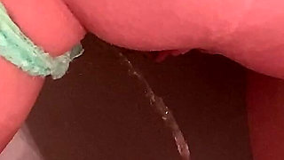 Pissing on My Girlfriend Pussy Lips While She Pee on Toilet