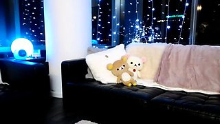 Brunette solo masturbation on webcam