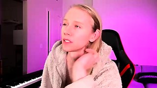 Amateur Blonde Teen Plays Solo with Toy Webcam Porn