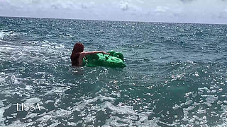 Relaxing Sound of Waves with Crocodile Bouncing and Inflating