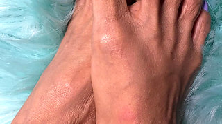 Melove Just Showing her Sexy Little Feet