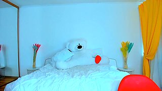 Italian beauty delivers passionate solo oral leading to creamy reward