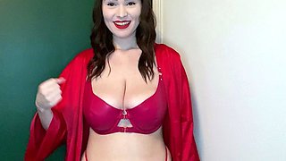 Big boob brunette masturbates on webcam