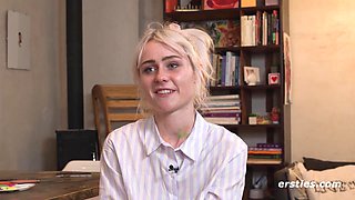 Ersties - Hally tobt sich beim Malen aus