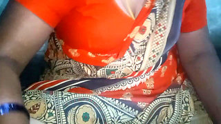 Sexy Saree Aunty Boobs