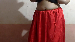 The sister-in-law of the Desi Chudakkad village, picked up the ghaghra and got ready to chudwa ne