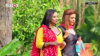 Indian MILF Explores Episode Car With Handjob Passion