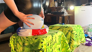 Beach Ball Sit to Pop Race! Bigbootylucy and Dragon Agressively Sit Pops 10 Beachballs and 2 Balloons Under a Minute! 2 Cameras