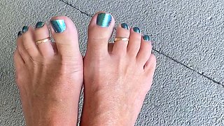 Amateur Foot Fetish Girlfriend Sucks and gives a Footjob