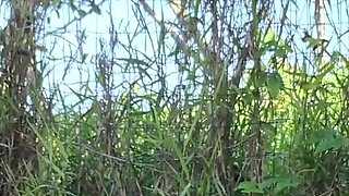 Risky Handjob for a Hot Babe in the Park!