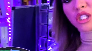 Sexy hottie Anetta Keys enjoys a solo toy masturbation