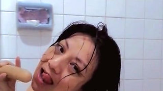 Playing with Dulceivanka in the bathroom