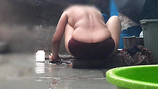 The desi sister-in-law of the village opened the drenched saree and took a bath in the open bathroom.