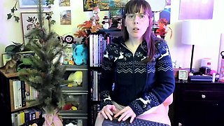 Natural babe brunette with sexy black lingerie masturbates