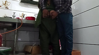 Bihar ki bhabhi pilwati hai