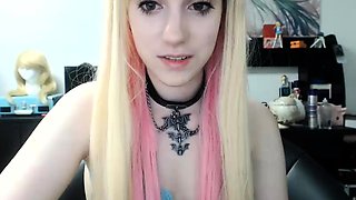 Amateur Webcam Cute Teen Plays Solo with Big Dildo