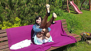 Wanilianna wanking her muff in garden