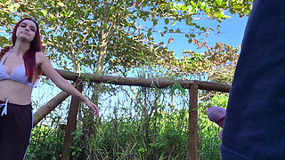 Risky Handjob for a Hot Babe in the Park!