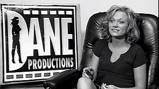 Whore blonde blowing cock in car