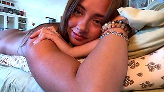 Brunette solo masturbation on webcam