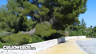 Culioneros - Sensual Jane flaunts her super-sexy natural curves in risky outdoor activity