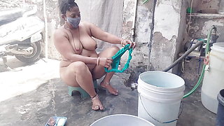 Indian Bhabhi's hot video while bathing