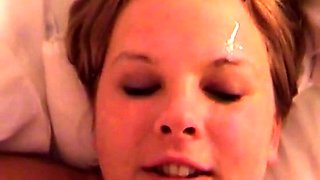 Sexiga Sara suger stor svensk kuk till ansiktsbehandling