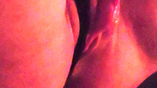 Musclemommy is so horny that she fucks it in a thong and cums